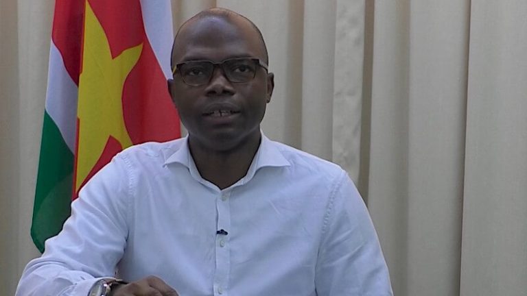 Minister Misiekaba Volksgezondheid tussen regen en zon