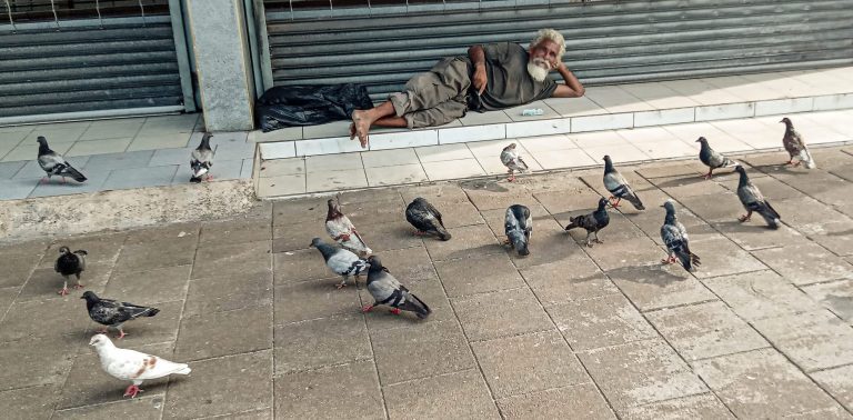 Vrouwen staan vaak steviger dan mannen op de grond
